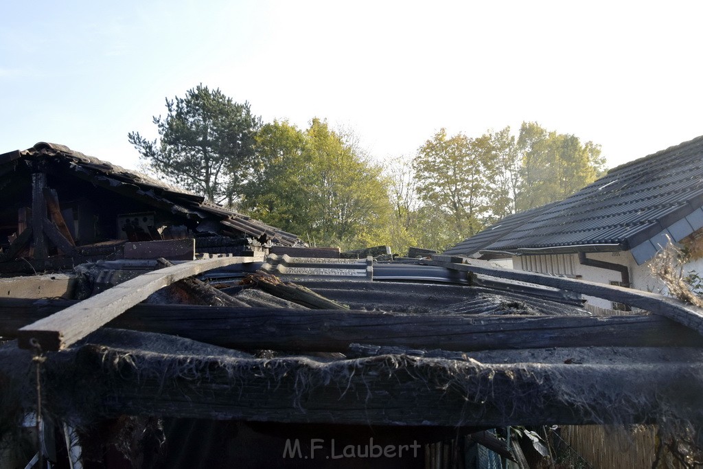 Feuer 1 brannten 3 Lauben Koeln Fuehlingen Kriegerhofstr P114.JPG - Miklos Laubert